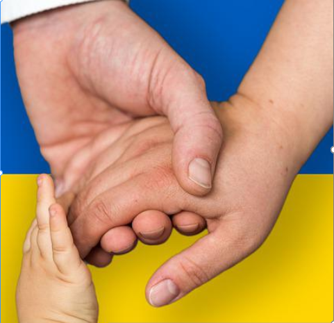 Ruce na pozadí ukrajinské vlajky